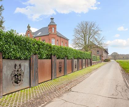 Stilvoller Wohntraum bei Düsseldorf
- modernes Juwel im denkmalgeschützten Hof
- Garten ca. 4.550 m²