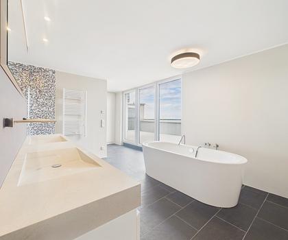 DAS PENTHOUSE: FRISCH RENOVIERT: einzigartiges, lichtdurchflutetes Wohnkonzept mit Bergblick