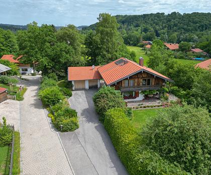 Weyarn-Naring 
Baugrundstück für eine  Landhausvillen-Hälfte
- 5 Minuten zur A8 
- Ideal für Pendler