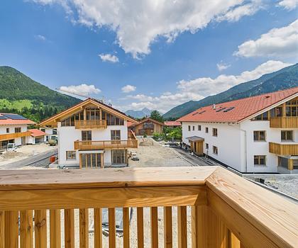 Schliersee-Neuhaus: Exklusive 3-Zimmer Landhaus-Wohnung im Obergeschoss mit Bergpanoramablick