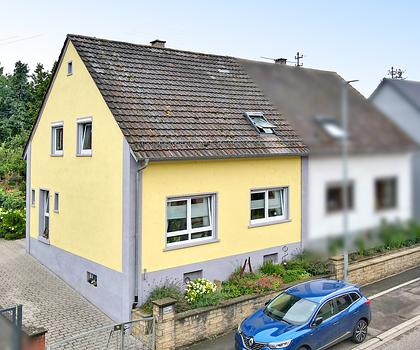 Kernsanierte Doppelhaushälfte der Extraklasse mit Terrasse, Garage und Traumgarten