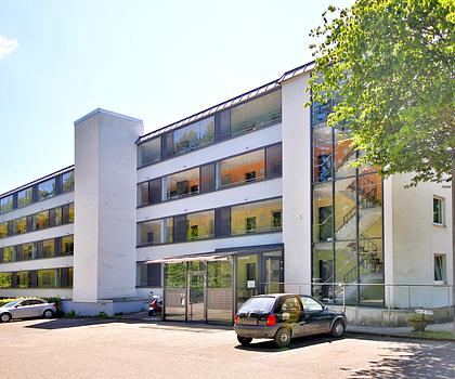 Attraktive Zwei-Zimmer-Wohnung mit Doppelgarage und Entwicklungspotenzial in Altensteig-Wart
