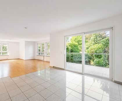 GEPFLEGTE 3,5-ZIMMER-EG-WOHNUNG MIT GARAGENSTELLPLATZ UND SEPARATEM HOBBYRAUM IM SOUTERRAIN