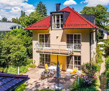 Luxuriöse Villa mit Gästehaus in Bestlage / Verkauf mit Rückmietung / späterer Eigenbezug
