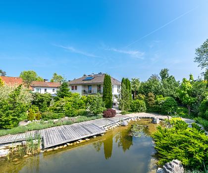 Klassische Ästhetik: Stilvolles Einfamilienhaus mit naturnah gestaltetem Traumgarten