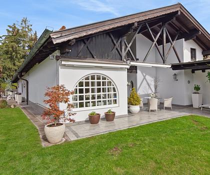 "Haus im Haus" - Stilvoller Wohntraum mit privatem Garten