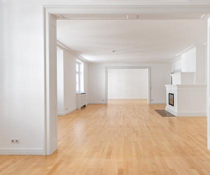 Stilvolle Eleganz im Lehel: Großzügige Altbauwohnung mit charmanter Terrasse