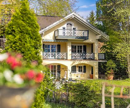 Klassisches Landhaus mit Einliegerwohnung, Edelstahlpool und parkähnlichem Garten