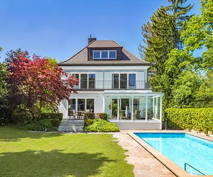 Großzügiges Familiendomizil mit Spa-Bereich, Traumgarten und Pool in Villenlage