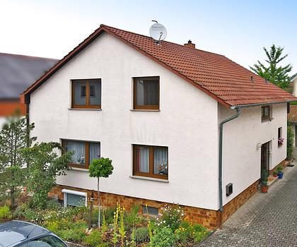 Cool bleiben im Sommer – stilvolle 2-Zimmer-Dachwohnung mit Traumbalkon & Garage