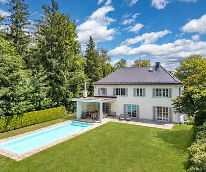 Lichtdurchflutete Familienvilla in klassisch-eleganter Architektur mit Pool