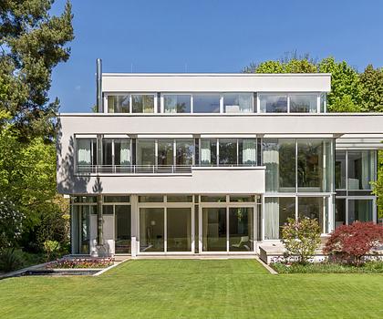 Spektakuläre Villa mit parkartigem Südgarten, Indoor-Pool, Tiefgarage und weiterem Baurecht