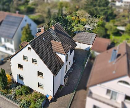 Charmantes Zweifamilienhaus mit ausgebautem Dachgeschoss, großem Garten - alle drei Wohnungen frei !!!
