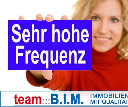Sehr hohe Sichtbarkeit, 4 Parkplätze, 14 m Schaufenster, Schulungsraum im UG | MwSt.-frei