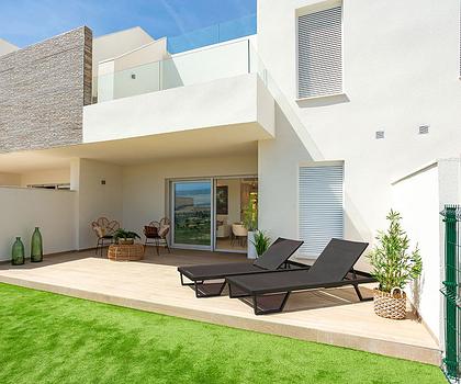 Erdgeschoss-Wohnungen mit 2 Schlafzimmern, 2 Bädern, Klimaanlage und Gemeinschaftspool in der wunderschönen Golfanlage La Finca Resort