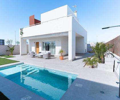 Bezugsfertige moderne Villa mit Meerblick, komplett möbliert