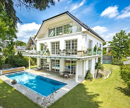 Rarität in bester Gräfelfinger Villenlage mit Pool, Panorama-Kamin & Spa