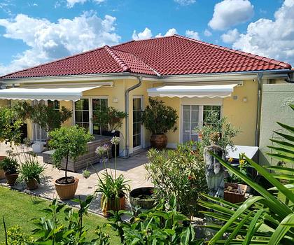 Modernes Wohnen trifft auf stilvolle Eleganz - exklusiver Bungalow in Feldrandlage!
