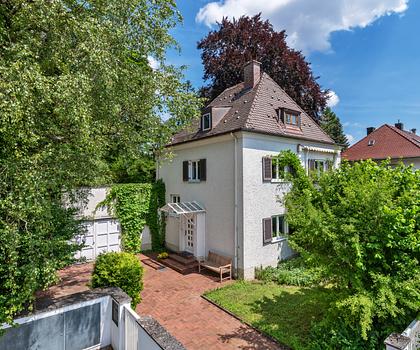 Charmantes Einfamilienhaus von 1934 mit parkartigem Garten und Neubaupotenzial