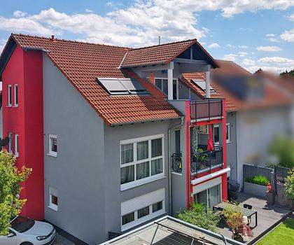 Schicke 3,5-Zimmer-Dachgeschosswohnung - Drei-Familienhaus - Einzelgarage - gesuchte Lage