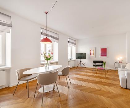 Altbau-Charme: Bildschöne 2-Zimmer-Wohnung mit Balkon in Spitzenlage