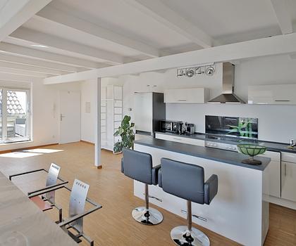 Über den Dächern Maikammers! Helle DG-Wohnung, möbliert, inkl. Stellplatz und toller Dachterrasse!