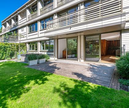 Chalet meets Urban Chic: Luxuriös ausgestattete 2-Zimmer-Gartenwohnung mit Hobby-/Gästebereich