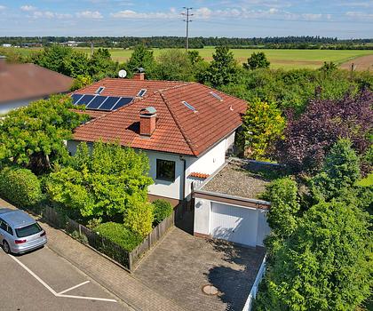 Traumhafter Winkelbungalow mit Einliegerwohnung in ruhiger Lage von Stutensee