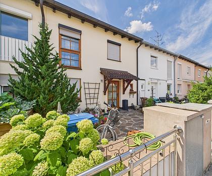 Attraktives Familiendomizil:
Modernisiertes Reihenmittelhaus in ruhiger Wohnlage
- zum Eigennutz