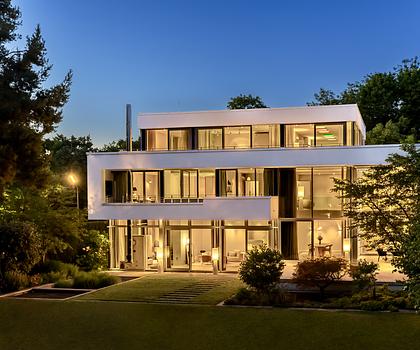 Spektakuläre Villa mit parkartigem Südgarten, Indoor-Pool, Tiefgarage und weiterem Baurecht