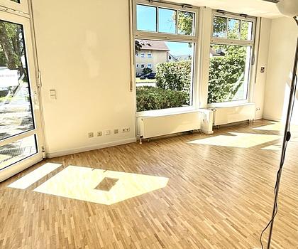Vielseitig nutzbare Büro- oder Praxisfläche mit Schaufenster in frequentierter Lage in Trudering