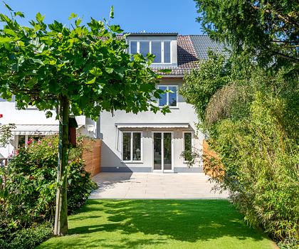 Stillvoll und bezugsbereit: 6-Zimmer-Stadthaus in Gern mit Südgarten und Traumblick