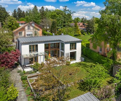 Lichtfülle und Transparenz: Familienoase mit traumhaftem Garten in Laufnähe zum See
