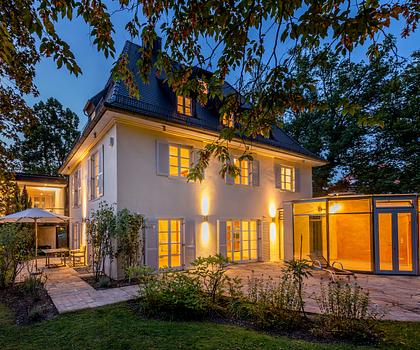 Stilvolle Altbauvilla mit Gästehaus, Traumgarten und Pool in vorzüglicher Lage
