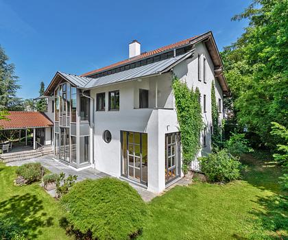 Geräumiges Familiendomizil mit Einliegerwohnung nahe Biotech-Campus und Haderner Forst