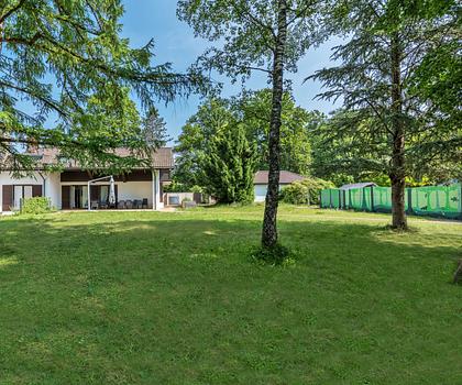 Viel Platz zur Entfaltung: Villa mit Traumgarten und flexiblem Raumkonzept zur Neugestaltung