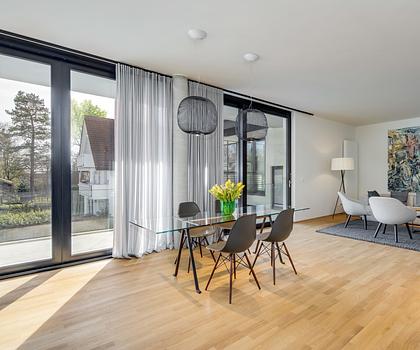 Hochwertige, stylish möblierte 2,5-Zimmer-Wohnung mit Süd-Ost-Balkon