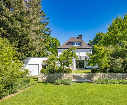 Großzügiges Familiendomizil mit Spa-Bereich, Traumgarten und Pool in Villenlage