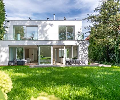Lichterfülltes Bauhaus-Domizil mit Einliegerwohnung, Lift und sonnigem Traumgarten