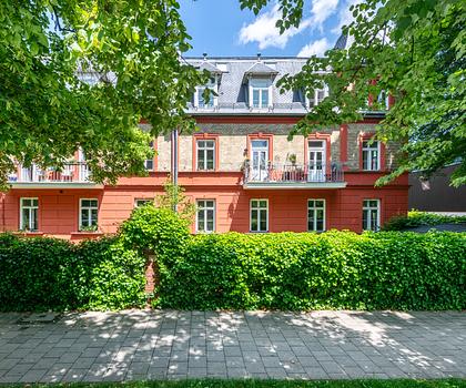 Flexible Nutzungsoptionen: 2 benachbarte Wohnungen über 218 m² in Villa von 1890 am Schlosskanal