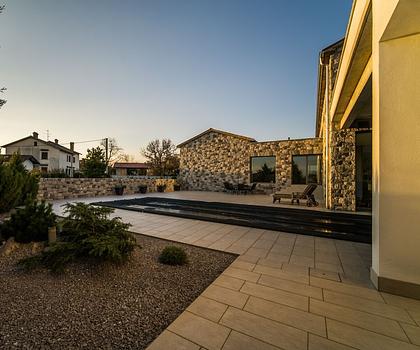Luxuriöse Villa mit Swimmingpool in Sezana