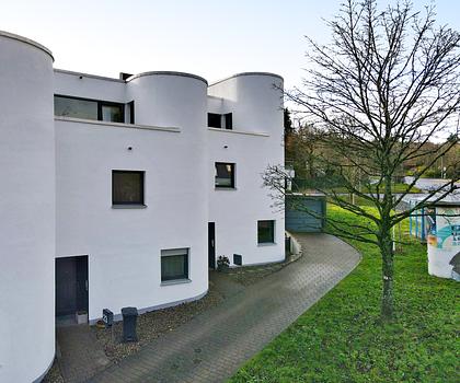 Moderne Perspektive: Reihenmittelhaus mit Aussicht, besten Energiewerten & Mieteinnahmen