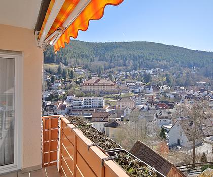 3-Zimmer Traumwohnung in Bad Wildbad: Sofort einziehen, Aussicht genießen, sicher parken