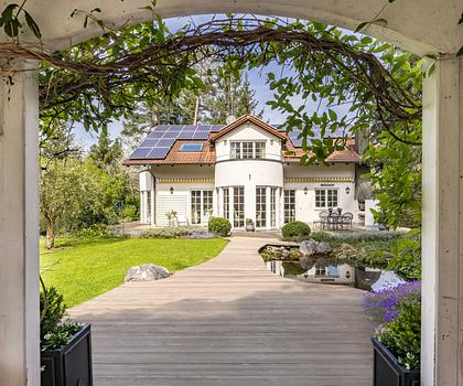 Familiendomizil im eleganten Villenstil mit charmantem, großen Südgarten und PV-Anlage