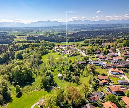 Spektakuläre Panoramablicke bis zu den Alpen: Baugrundstück mit historischem Charme