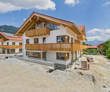 Schliersee-Neuhaus: Exklusive 3-Zimmer Landhaus-Wohnung im Obergeschoss mit Bergpanoramablick