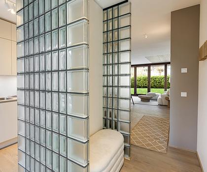 Neubau: Eckhaus mit Liegeinsel im privaten Garten und Seeblick