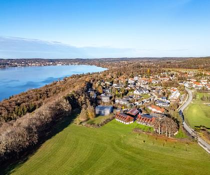 Neubau: Mittelhaus mit privater Liegeinsel in idyllischer Lage und Seeblick