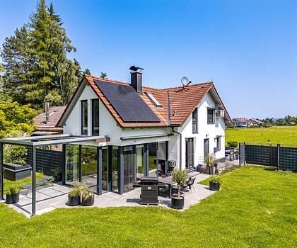 Leben am See: Großzügiges Ein-/Zweifamilienhaus am Rande des Naturschutzgebiets