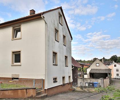 Tolle Chance für Sanierungsprofis: Einfamilienhaus mit Garage und Scheunenareal - Ausbaupotenzial